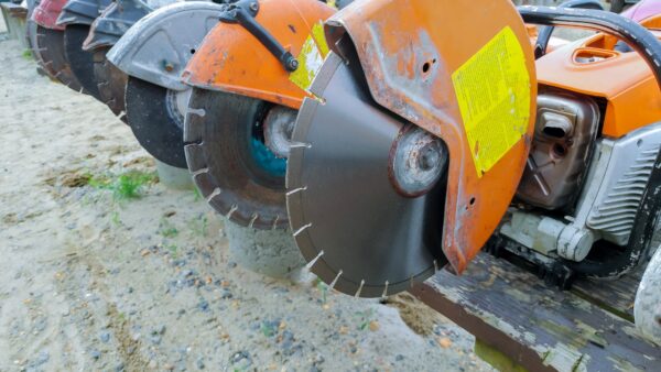 Profile on the blade of an asphalt or concrete cutter and Profile on Asphalt Cutter